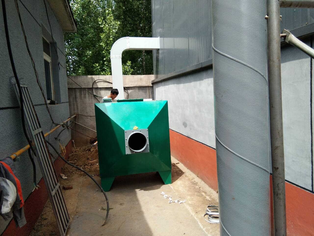 對于電子廠行業(yè)廢氣處理解決方案，以上是介紹了幾種方法，具體用什么廢氣處理設備還需要根據客戶現(xiàn)場勘查收集的信息，來制定合理的收集+處理，這樣才能保證廢氣的凈化效果，我們有上百家電子廠的廢氣處理工程案例可以讓客戶現(xiàn)場進行考察，或者直接與我們聯(lián)系，讓我們技術人員現(xiàn)場為您設計廢氣處理方案和報價