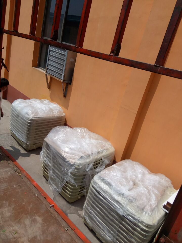大型工廠降溫需要收益空調(diào)結(jié)合管道局部崗位送風(fēng) 而一般大的廠房就可以用水風(fēng)機(jī)整體降溫即可大型廠房面積大、有熱源，如何降溫？安裝環(huán)保空調(diào)輸送大量涼爽鮮風(fēng)進(jìn)入車間；大量涼風(fēng)中和車間內(nèi)溫，吹人吹設(shè)備效果更佳；百平方只需一度電，降溫同時(shí)還可改善異味；舒適的工作環(huán)境、大大提高員工生產(chǎn)效率。