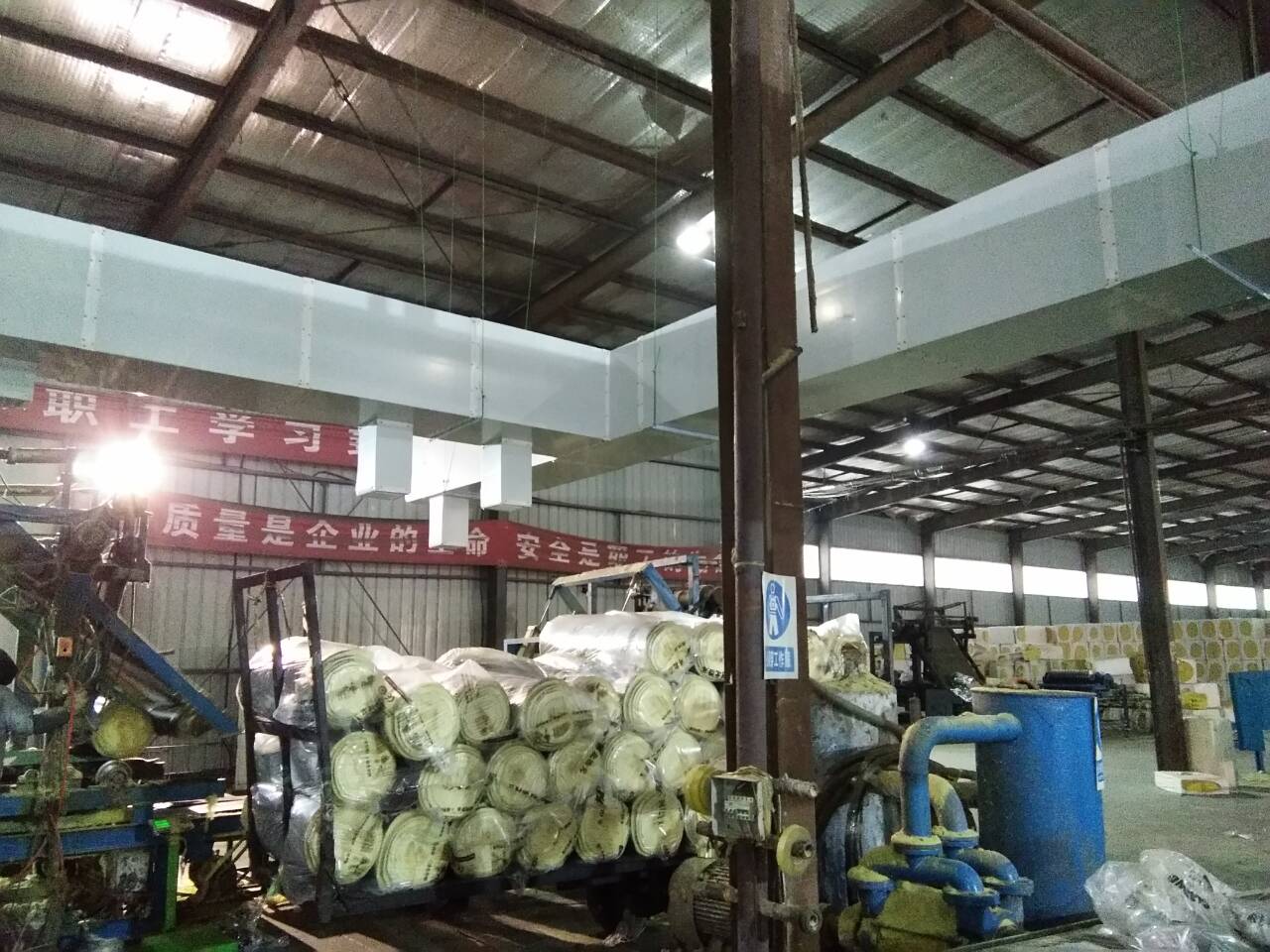 大型節(jié)能吊扇舒適的自然風(fēng)解決了以下問(wèn)題  1、物流園多為鋼結(jié)構(gòu)現(xiàn)場(chǎng)，到了夏天，室內(nèi)溫度比室外溫度高！  2、工作場(chǎng)所面積大的空氣不流通等，員工的工作環(huán)境普遍不好，工作效率低，有時(shí)會(huì)因悶熱而中暑。  3、工廠工作環(huán)境差，員工流動(dòng)性大，企業(yè)人工費(fèi)增加。  4、物流現(xiàn)場(chǎng)、倉(cāng)庫(kù)面積大，員工分散，主要用于堆積貨物，降溫?fù)Q氣設(shè)備難以選擇！