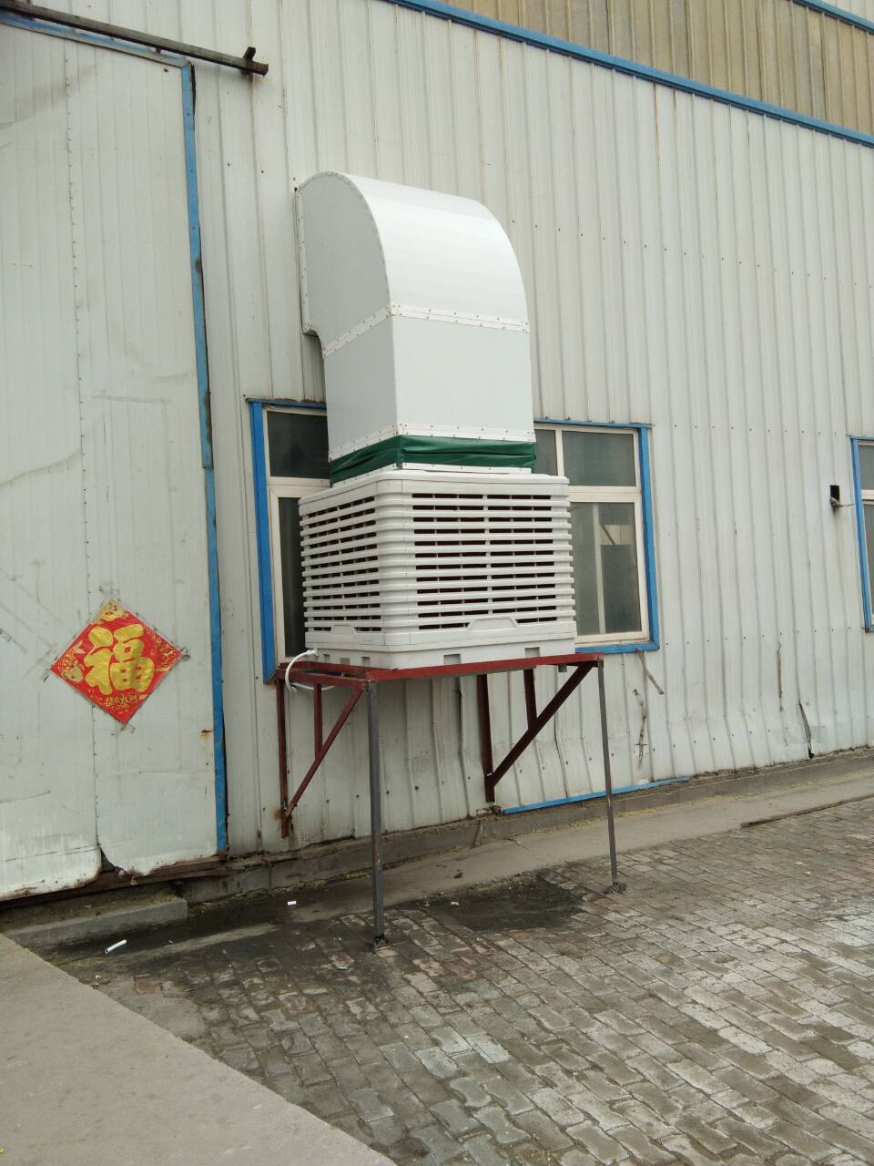　車間降溫設備是根據(jù)水蒸發(fā)吸熱降溫的物理原理進行降溫的，所以該降溫設備運行成本是極低的。這樣人員的降溫問題解決了，投資成本也能控制在合理的范圍。