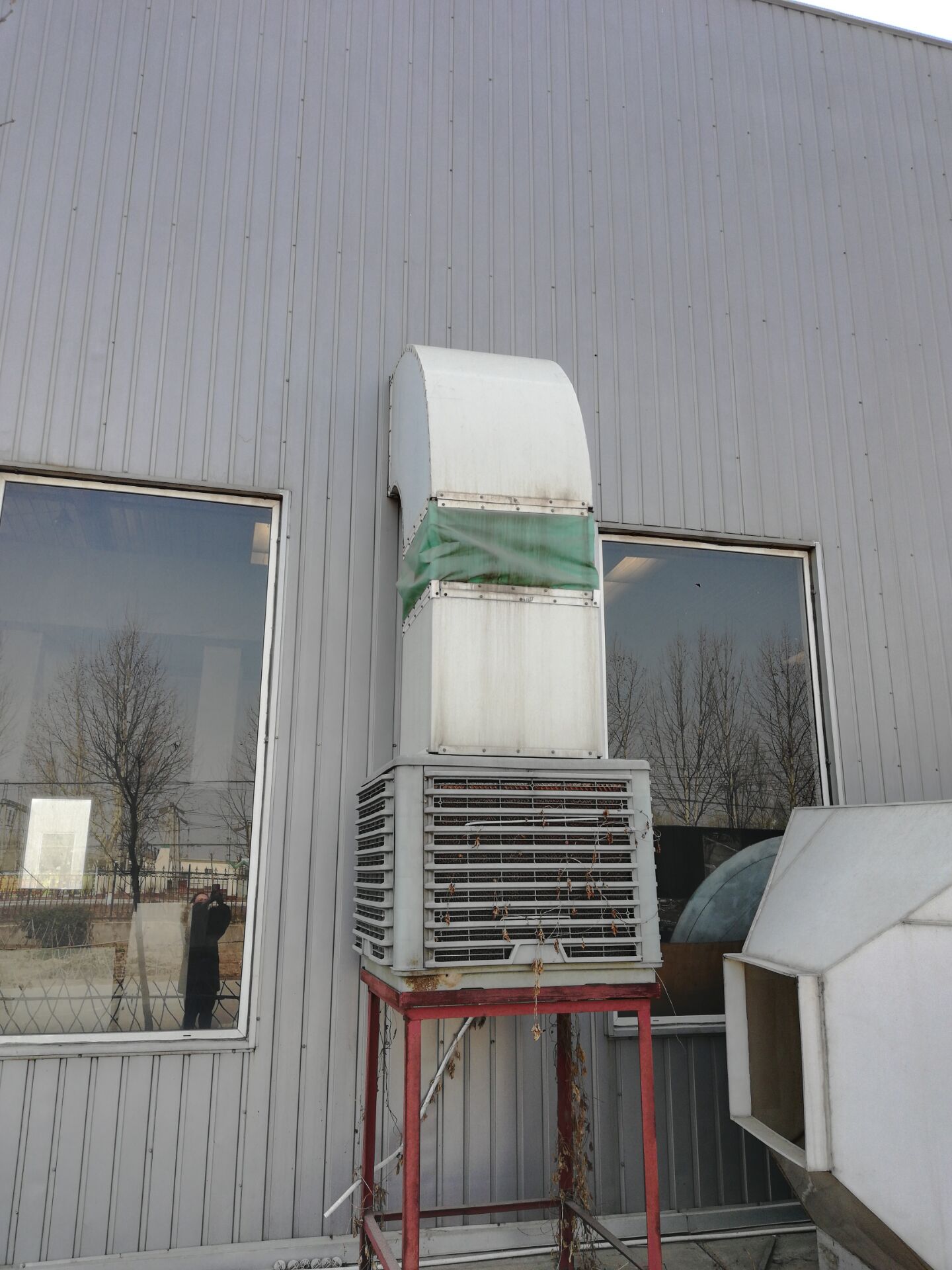 水簾風機安裝在車間等密閉大型工廠，作為抽風換氣用；與濕簾搭配，安裝于車間內(nèi)迅速降溫，同時具有一定的濕度；放在地上或者掛在空中，使用在大型車間，作為排風扇使用，通常情況下1000平左右的大型空間，四臺風機即可達到滿屋通風降溫的效果。 負壓風機是運用空氣對流，負壓換氣的原理來設(shè)計，安裝在通風不良的對向，可以將室內(nèi)停滯不重的熱氣、異味、烏煙、穢氣，在較短的時間內(nèi)迅速排出室外，使室內(nèi)溫度降低到與室外溫度相同，卻能感覺到比室外更涼爽。