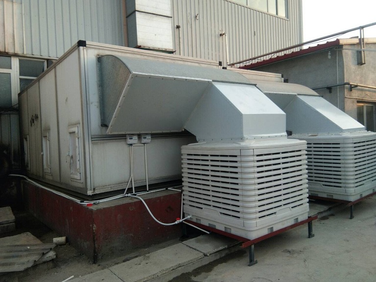  結(jié)合該汽車(chē)車(chē)間的實(shí)際情況和方案要求，施工隊(duì)在廠房屋頂設(shè)計(jì)安裝了48臺(tái)環(huán)?？照{(diào)，采用下出風(fēng)方式，利用管道對(duì)特殊工位進(jìn)行單獨(dú)送風(fēng)。通過(guò)環(huán)?？照{(diào)濕簾冷風(fēng)機(jī)的工作效能，將外界自然涼風(fēng)源源不斷的送入室內(nèi)，同時(shí)室內(nèi)的高溫、氣味、粉塵和混濁悶熱的空氣也被排出室外，達(dá)到持續(xù)通風(fēng)換氣的效果。