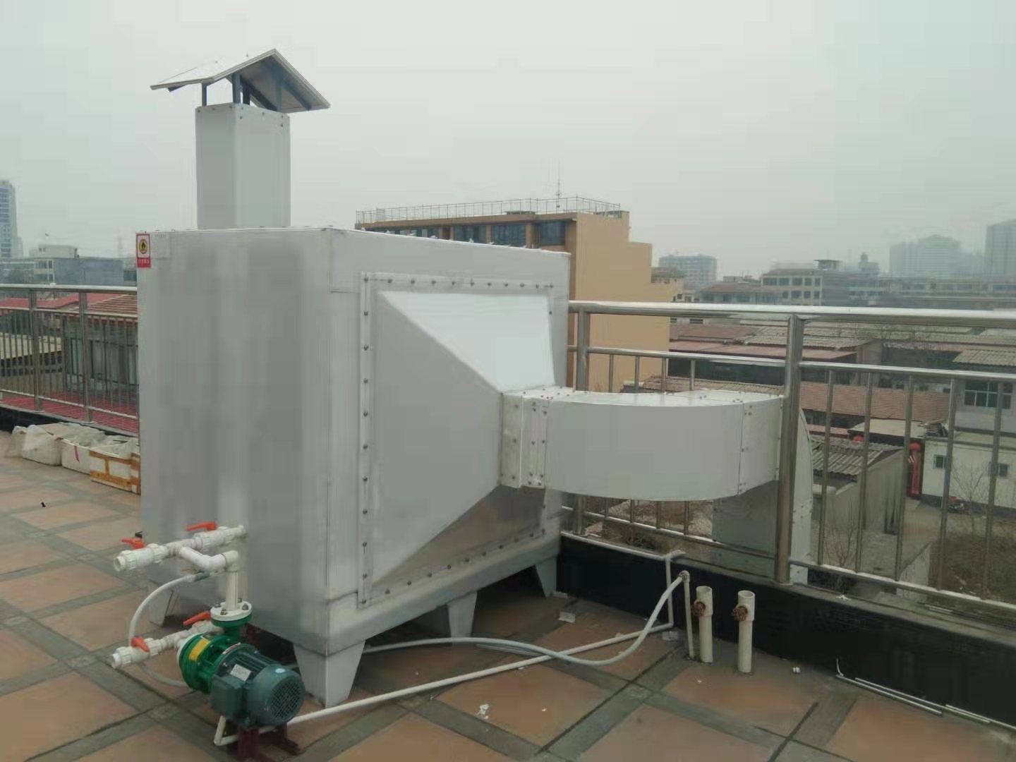 電線電纜廠廢氣異味處理采用設(shè)備方案，活性炭吸附塔,是一種經(jīng)濟(jì)實用型有機廢氣的凈化與治理裝置;是一種廢氣過濾吸附異味的環(huán)保設(shè)備產(chǎn)品。