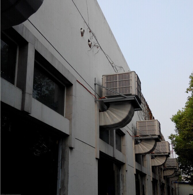 塑料瓶蓋廠怎么降溫工位送風(fēng)系統(tǒng)設(shè)計(jì) 五金加工車間降溫通風(fēng)方案 五金加工車間降溫通風(fēng)方案 機(jī)械配件廠房降溫?fù)Q氣設(shè)備安裝 機(jī)械配件廠房降溫?fù)Q氣設(shè)備安裝 橡膠傳送帶廠高溫怎么通風(fēng)降溫？ 橡膠傳送帶廠高溫怎么通風(fēng)降溫？ 紡織廠工位管道送風(fēng)降溫方法 紡織廠工位管道送風(fēng)降溫方法 車間廠房降溫為什么選擇環(huán)?？照{(diào) 車間廠房降溫為什么選擇環(huán)保空調(diào) 魚粉飼料車間排風(fēng)降溫除臭方法 魚粉飼料車間排風(fēng)降溫除臭方法 門窗廠降溫怎么做？工廠送風(fēng)降溫案例 門窗廠降溫怎么做？工廠送風(fēng)降溫案例
